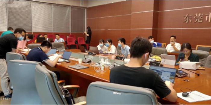 技術團隊在市局指導排污單位填報國家排污許可證辦理申請表